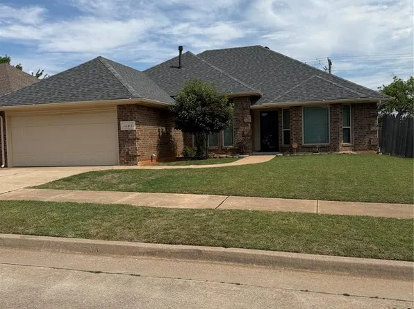 1605 NE 11th St, Moore, OK 73160