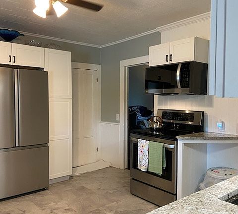 Door to 1st bedroom (open door)