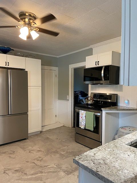 Door to 1st bedroom (open door)