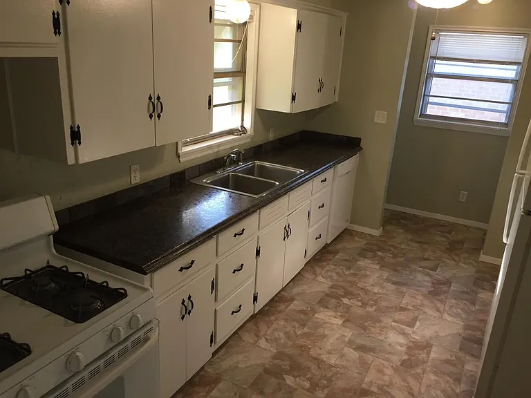 411 NE Myers Ave — Photo 3