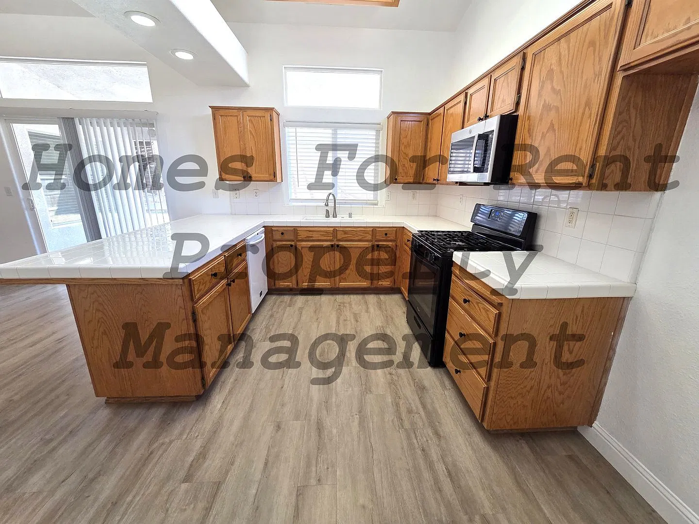 Large & Beautiful 4 Bedroom 2 Bath Custom Built Home — Photo 4