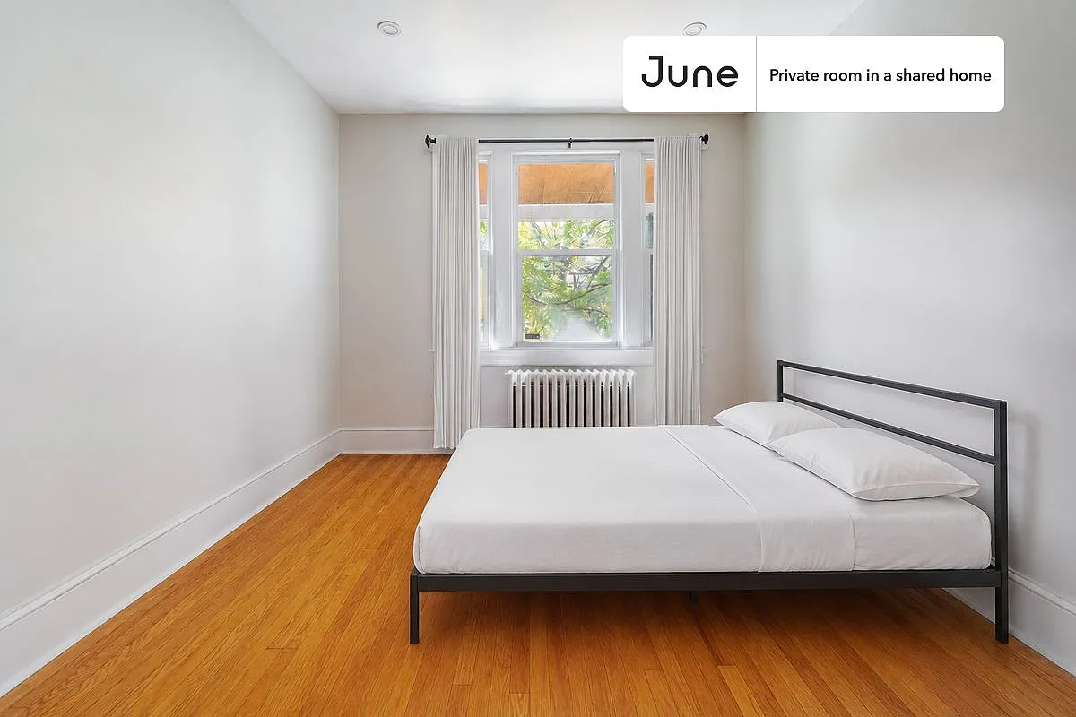 Queen bedroom in 2 bed/1 bath home in Columbia Heights #1590 A — Photo 1