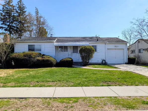 107 Morton Blvd, Plainview, NY 11803