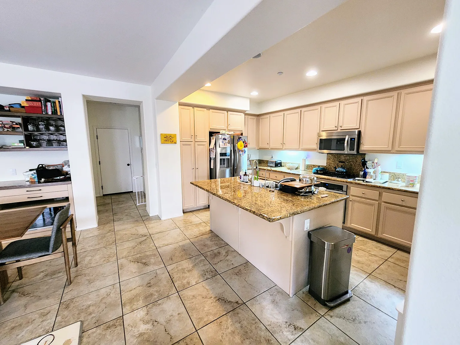 3 bed, 2.5 bath, 1960 sqft, $5,750 — Photo 2