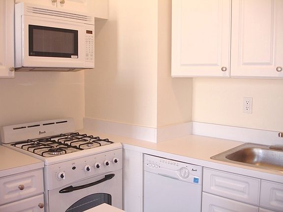 3rd image of 523 Hudson St APT 4RN