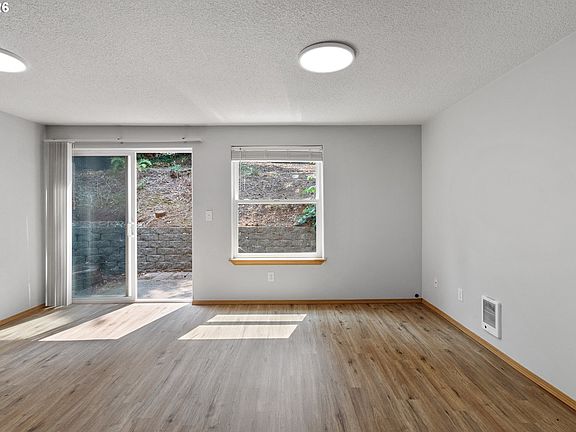4th image of 39344 Hood St