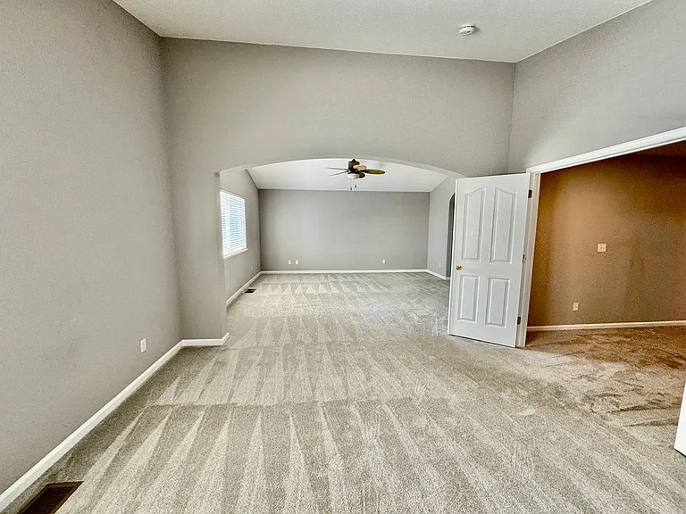 1037 Sandra St — Photo 12