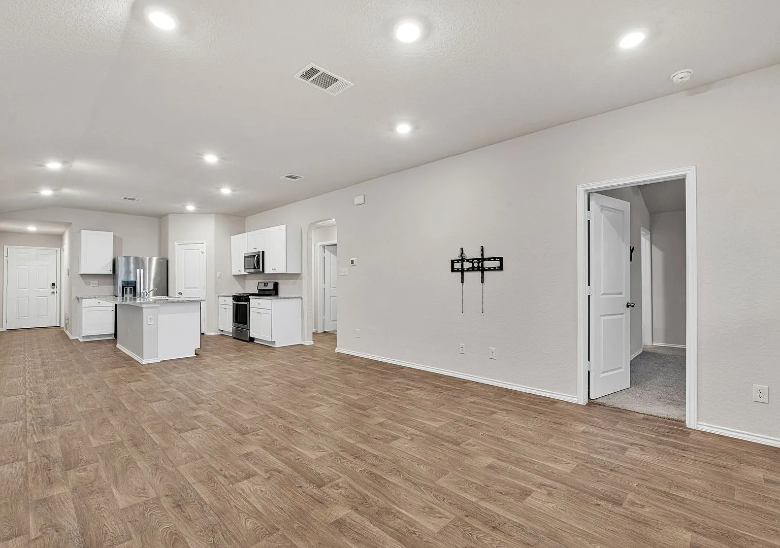 Charming 3 Bed 2 Bath Home in Stoney Creek with Community Amenities! — Photo 4