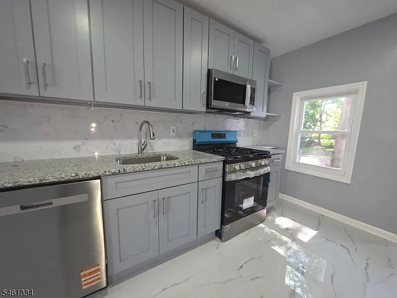 3 bed, 2.0 bath, 2000 sqft, $3,450 — Photo 2