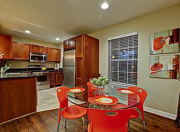 4th image of 4802A Bradford Dr