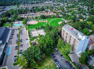 212 Kerr St #906, Oakville, ON L6K3B1