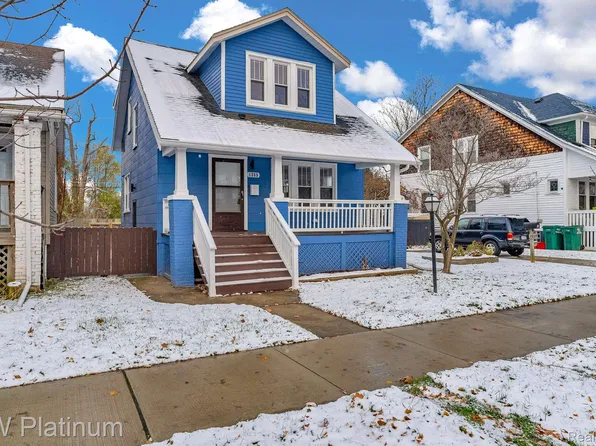 1355 Wayburn St, Grosse Pointe Park, MI 48230