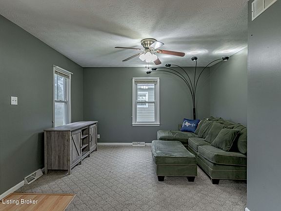 3rd image of 115 Eastview Cir