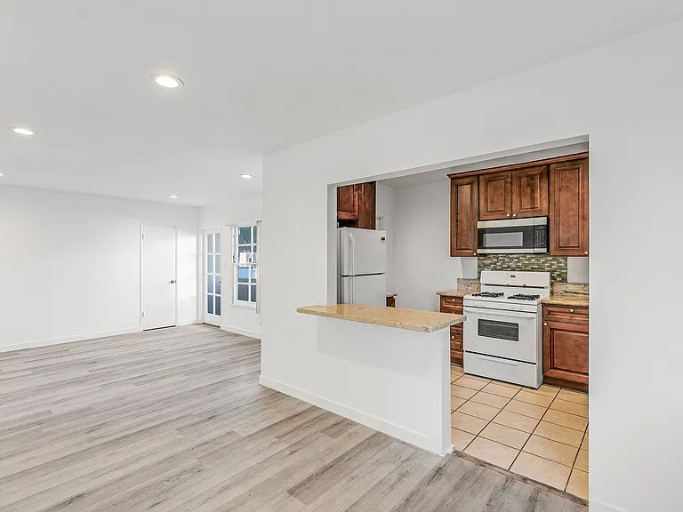 1122 S. Shenandoah St. — Photo 5
