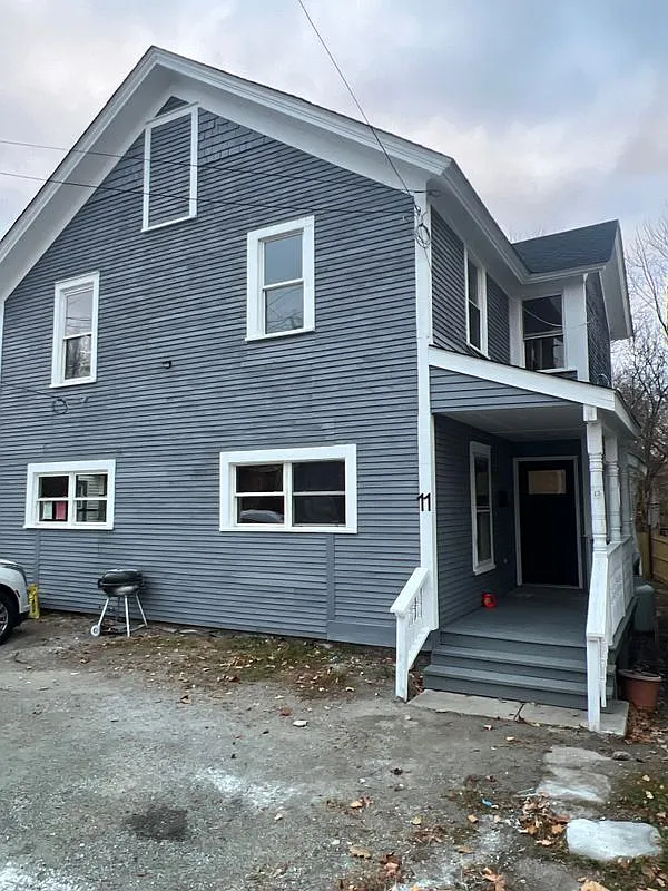 3 bed, 1.0 bath, 1184 sqft, $1,300 — Photo 1