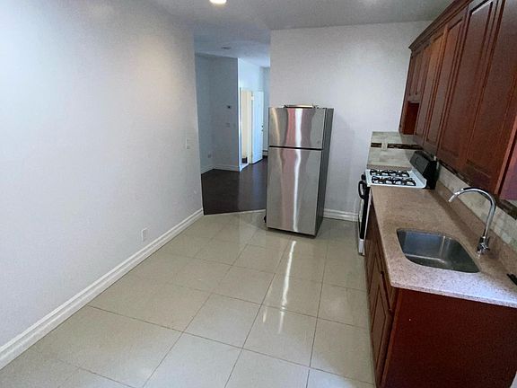 4th image of 744 Lincoln Ave