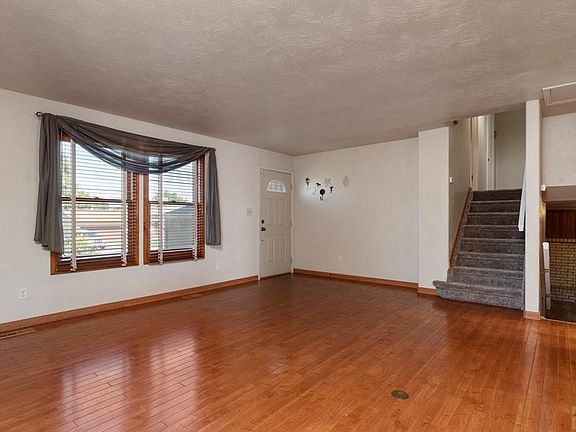 4th image of 6 Briarwood Cir