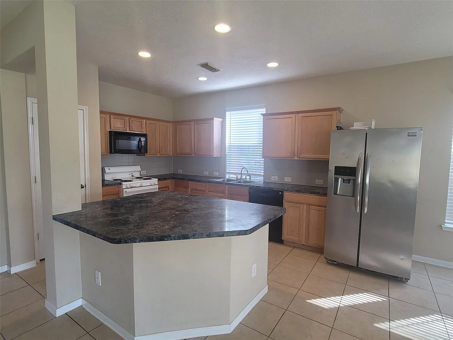 4 bed, 2.5 bath, 2804 sqft, $2,100 — Photo 3