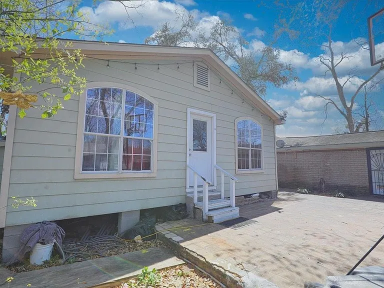 7211 Roswell St N — Photo 2