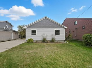 37752 Huron Pointe Dr, Harrison Township, MI 48045
