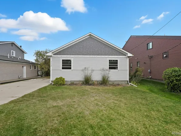 37752 Huron Pointe Dr, Harrison Township, MI 48045