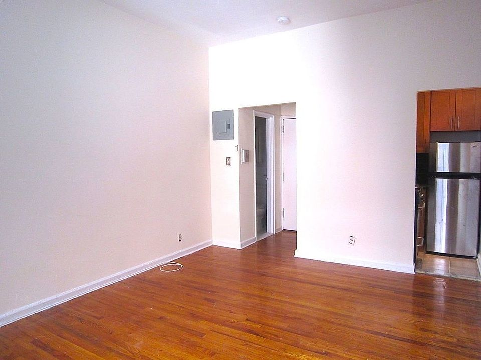 2nd image of 32 W 72nd St APT 4A