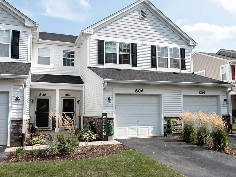 806 Woodewind Dr — Photo 1