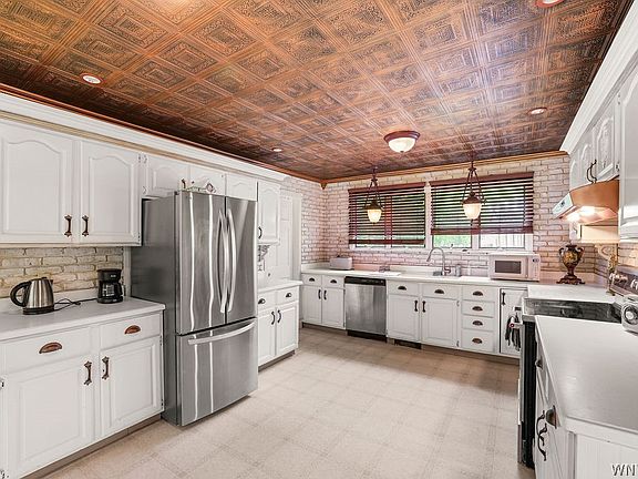 3rd image of 6940 Versailles Rd