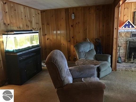 5th image of 223 Arbutus Dr