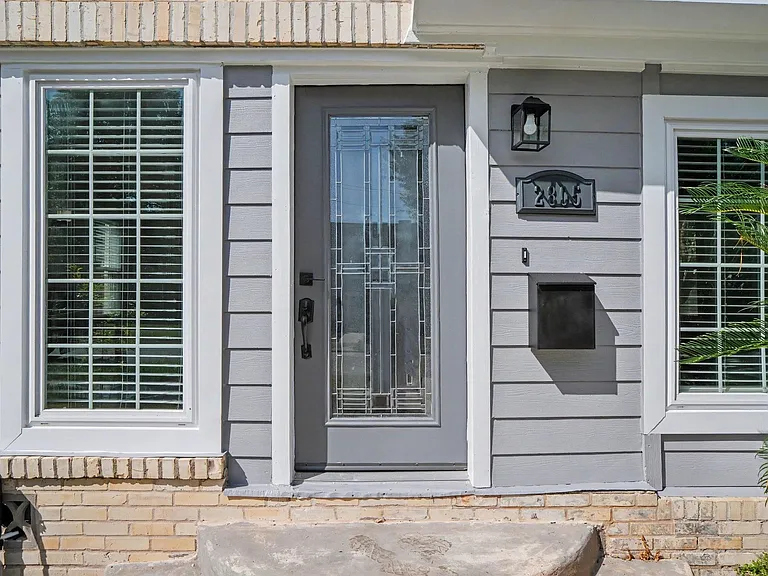 2805 Rosewood St — Photo 3