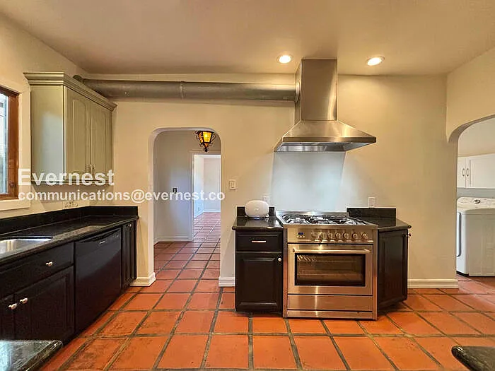 132 N Crescent Heights Blvd — Photo 5