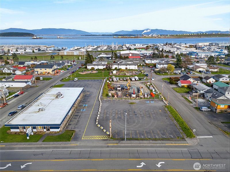 3rd image of 2821 Commercial Avenue