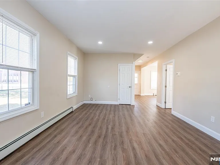 238 Van Ave — Photo 11
