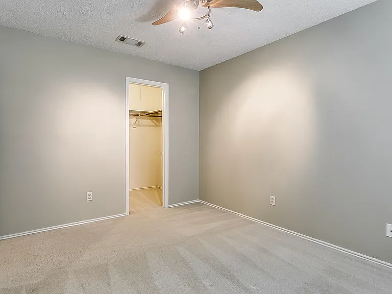 808 Sandhurst Dr — Photo 20