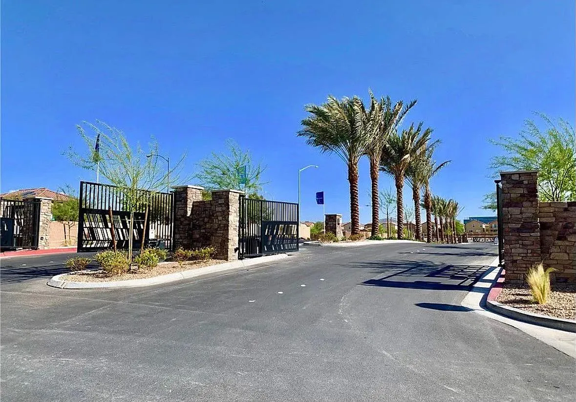2 bed, $2,085 — Photo 2