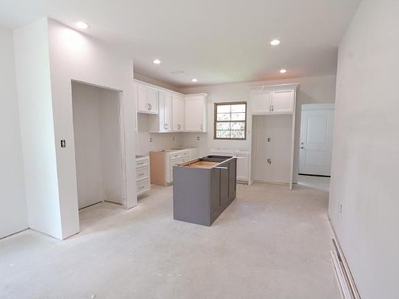 4th image of 138 Northgate Cir