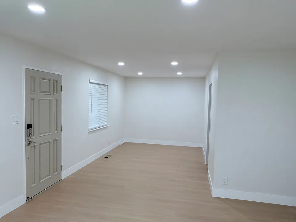 1387 Loyola Dr