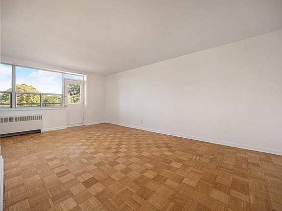 5th image of 70 Esther Lorrie Dr #106