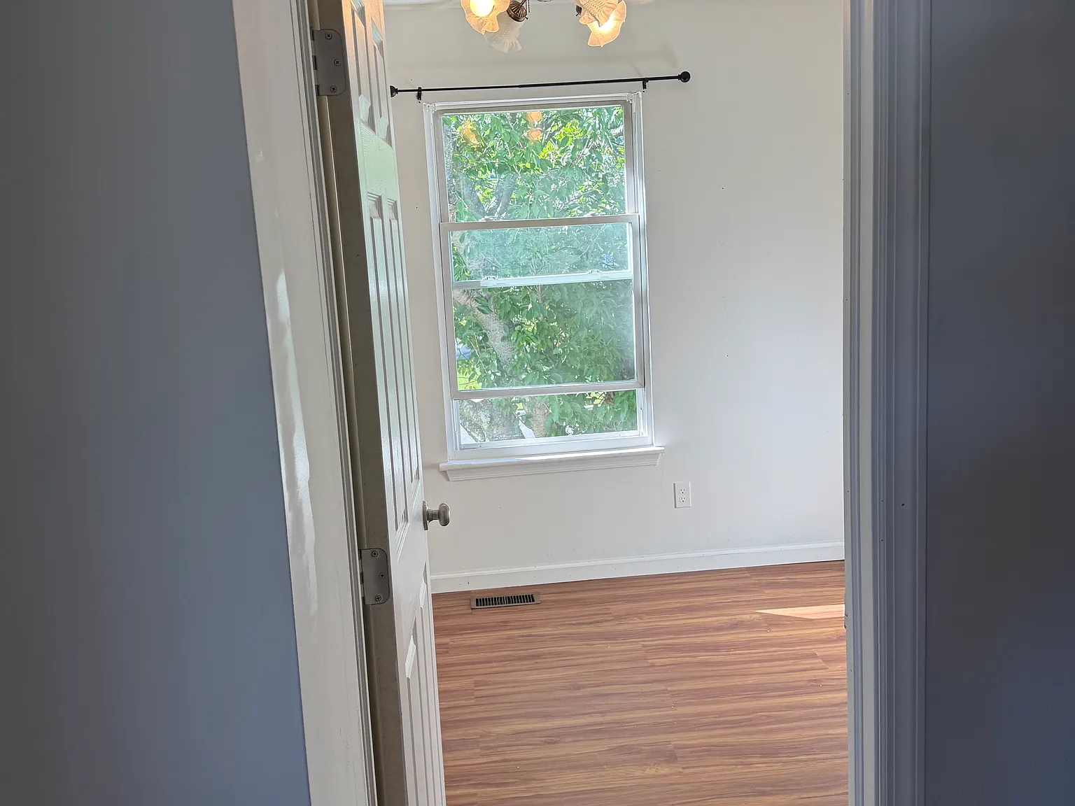 16 Ensign Ave — Photo 3