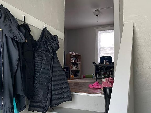 3rd image of 92 Crestwood Ave #3