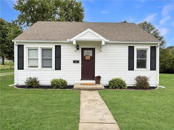 2001 N Lipper St, Higginsville, MO 64037