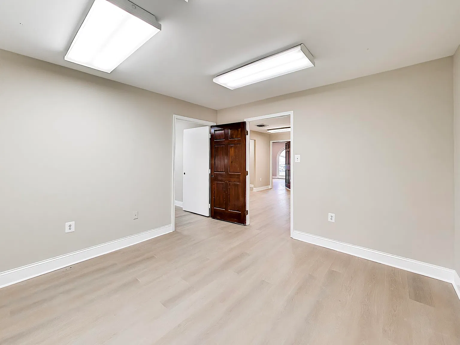 4 bed, 910 sqft, $1,999 — Photo 3