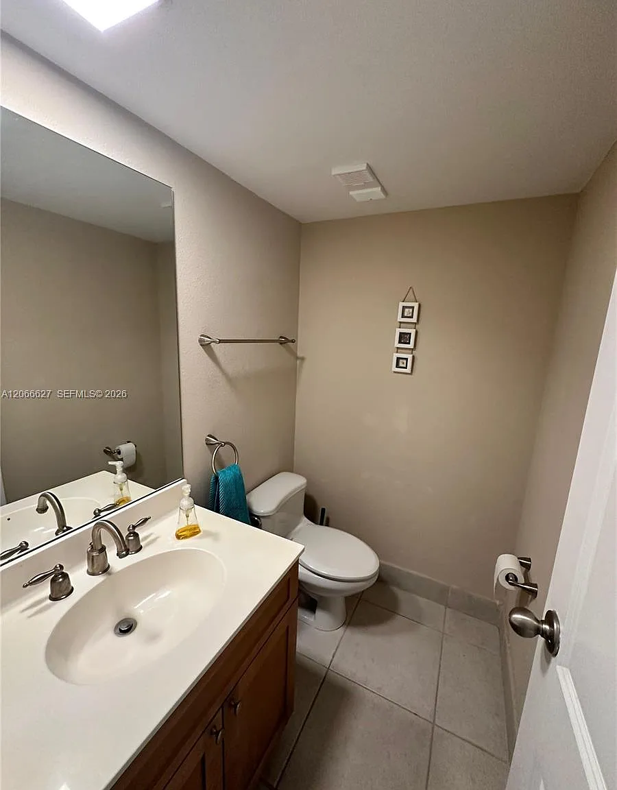 Lakeshore Club Condo — Photo 3