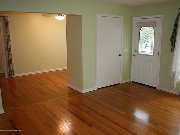 4th image of 542 Wayland Ave