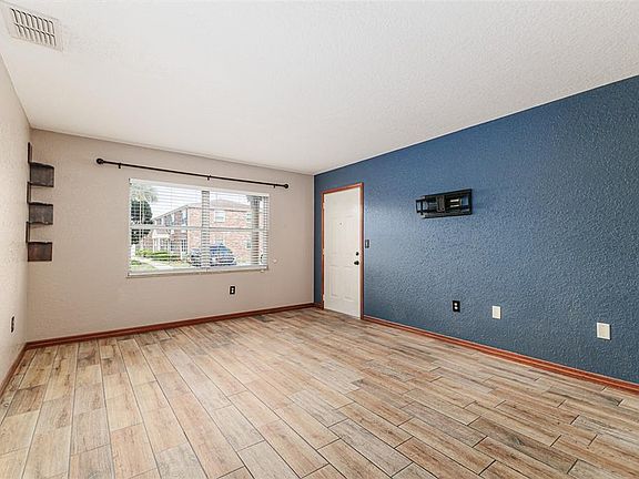 2nd image of 1920 E Edgewood Dr E APT R3