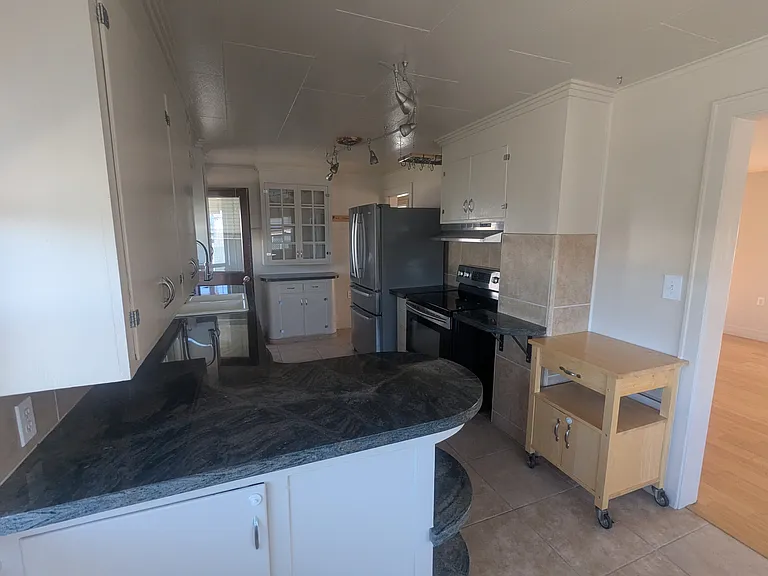 219 Oak Grove Rd — Photo 4