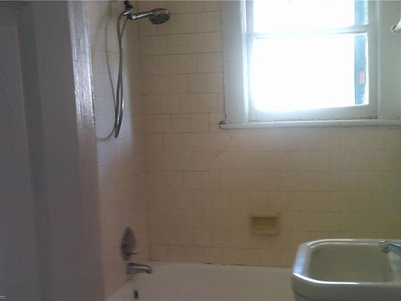 4th image of 9558 6th Bay St