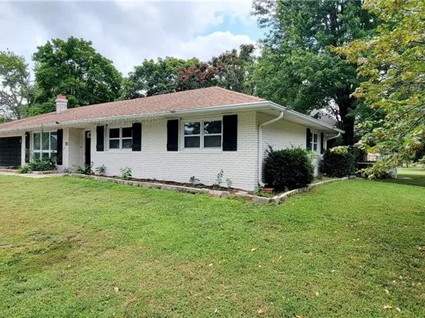 123 W Douglas St, Iola, KS 66749