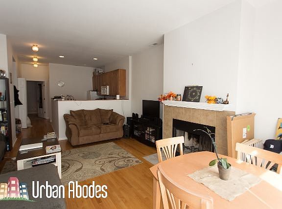 2nd image of 1426 W Belmont Ave APT 2A