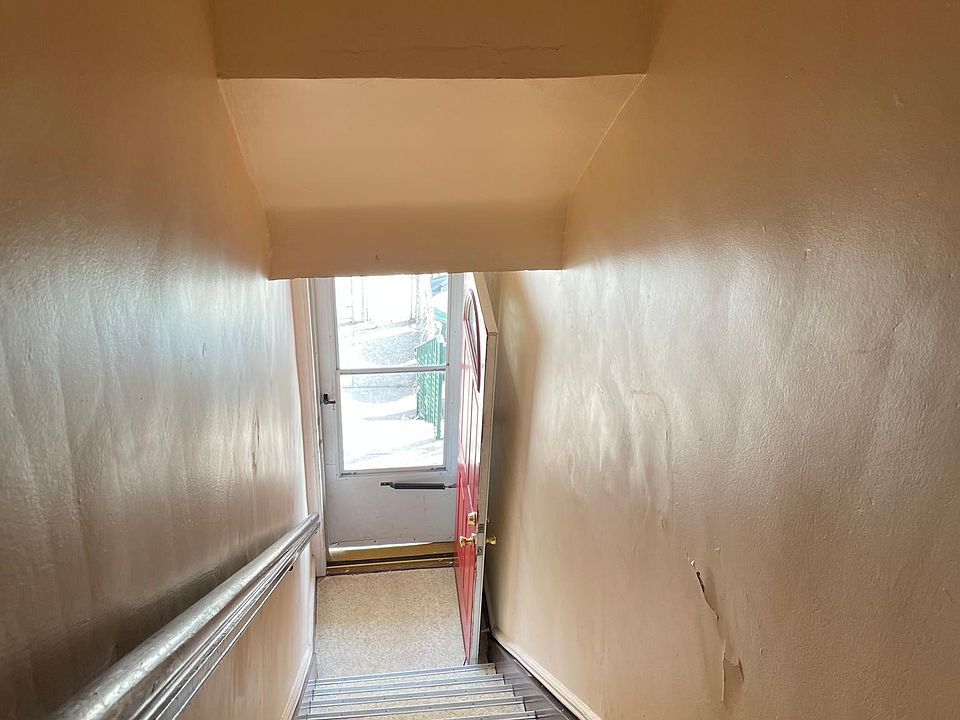 Entry to 2nd Floor